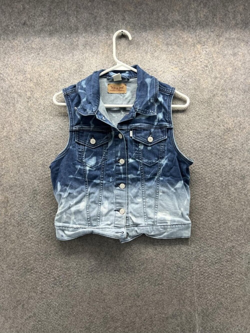 Levi's Vest Women Medium Blue Denim Button Front Collared Pockets Ombre Wash